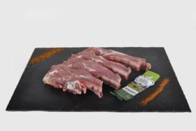 La meilleure façon de cuire les côtes d'agneau découverte est de les griller à vive température.