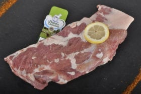 Epigramme d'agneau sans os dégraisser, peut être accompagnée d'aromates. Au grill l'èté, un goût et d'une tendreté que vous ne trouverez nul par ailleur.