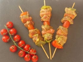 Les brochettes d'agneau sublimeront vos barbecues.Découpées dans le coeur du milieux de nos meilleurs gigots, Elles seront également délicieuses simplement passées au grill.
