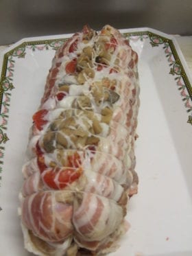 Rôti de pintade farci désossée ,farcie avec une farce fine à base de porc et de veau. Nous pouvons vous incorporez des champignons paris et enrober de lards fumée.