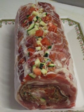 Sortir votre rôti de veau italien de votre réfrigérateur 2 heures avant la cuisson pour qu'il soit à température pour avoir une meilleur cuisson. Farci avec une farce de porc fermier et de veau, jambon sec, émincés de légumes (tomates et courgettes)