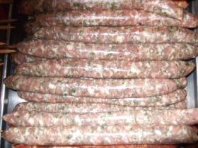 Une saucisse aux herbes maison,à griller ou a poêler s'adapte très bien a la plancha comme au barbecue.Une saucisse pas grasse.