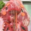 Le gigot agneau entier est un morceau de viande avec os issu de la découpe de la cuisse de la patte postérieure de l'agneau.