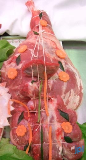 Le gigot agneau entier est un morceau de viande avec os issu de la découpe de la cuisse de la patte postérieure de l'agneau.