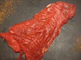 Fondue bourguignonne : morceaux de viande de bœuf cuits dans de l’huile bouillante. Fondue vigneronne : morceaux de ...