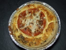 quiche à la provençale est une tarte salée dont la pâte est recouverte d'herbe de provence