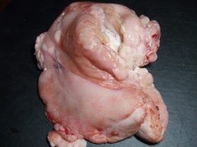 Le ris de veau frais fait parti des"abats du veau"dit abat blanc.