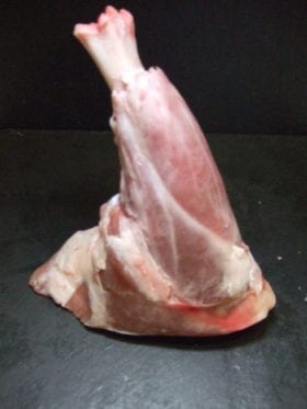 La souris agneau,une petite pièce ovale en forme de poire située du côté du manche du gigot, la souris d'agneau est un morceau tendre, moelleux et fondant en bouche, délicieux lors qu’il est confit.