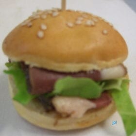 J'aime bien ces mini-burgers "fait maison" en apéritif. Ces bons mini-pains, on les fourre de la manière que l'on désire.